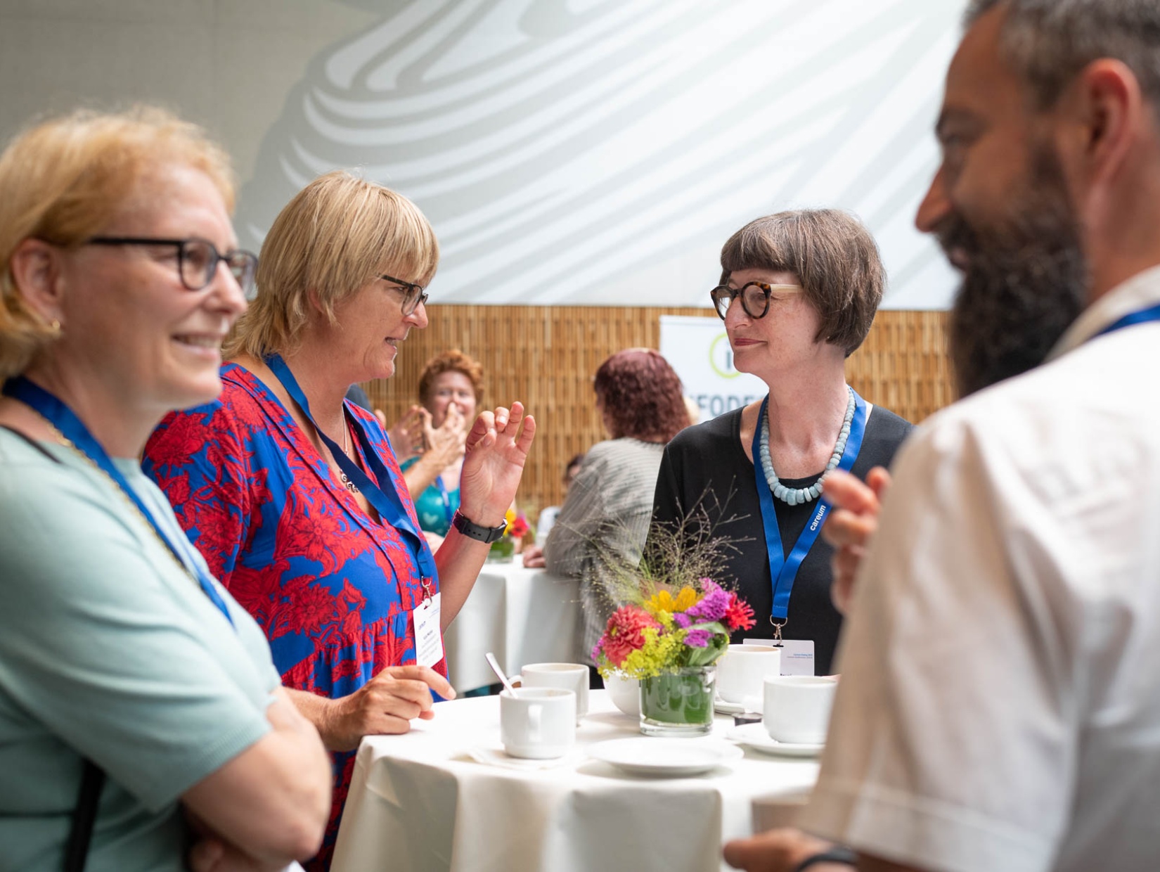 Teilnehmendes des Careum Dialogs am Netzwerken